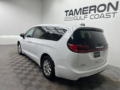 Used 2024 Chrysler Pacifica Touring-L FWD image 8