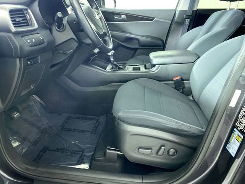 Used 2019 Kia Sorento LX w/ LX Convenience Package image 4
