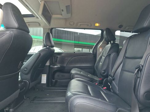 Used 2017 Toyota Sienna SE Premium FWD image 12
