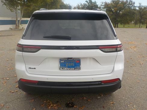 Used 2023 Jeep Grand Cherokee Altitude image 6