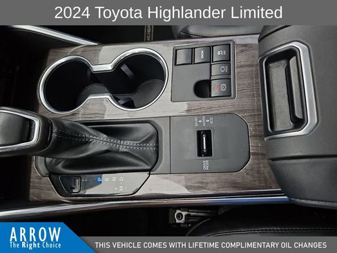 Used 2024 Toyota Highlander Limited FWD image 28