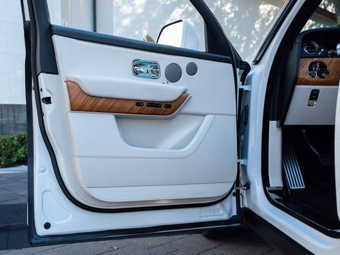 Certified 2021 Rolls-Royce Cullinan image 16