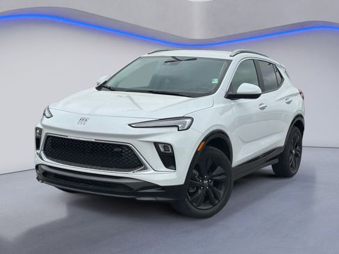 Used 2024 Buick Encore GX Sport Touring image 2