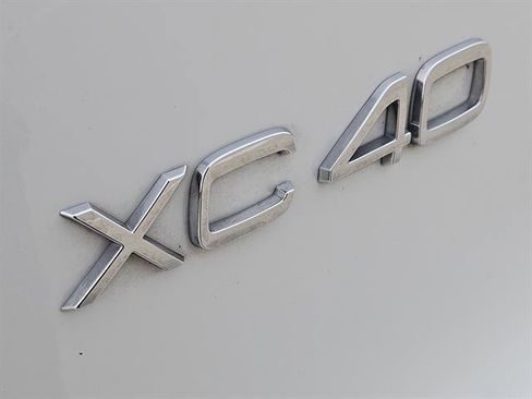 Used 2024 Volvo XC40 B5 Plus w/ Climate Package image 9