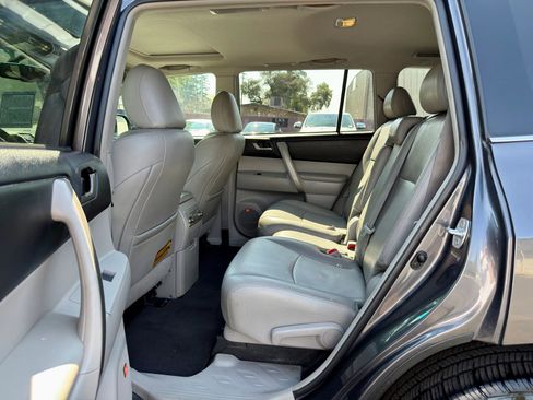 Used 2012 Toyota Highlander SE w/ Tow Pkg image 10