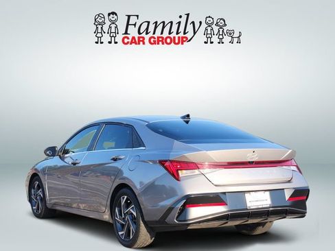 Used 2025 Hyundai Elantra SEL FWD image 3