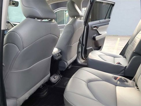 Used 2022 Toyota Highlander XLE image 22