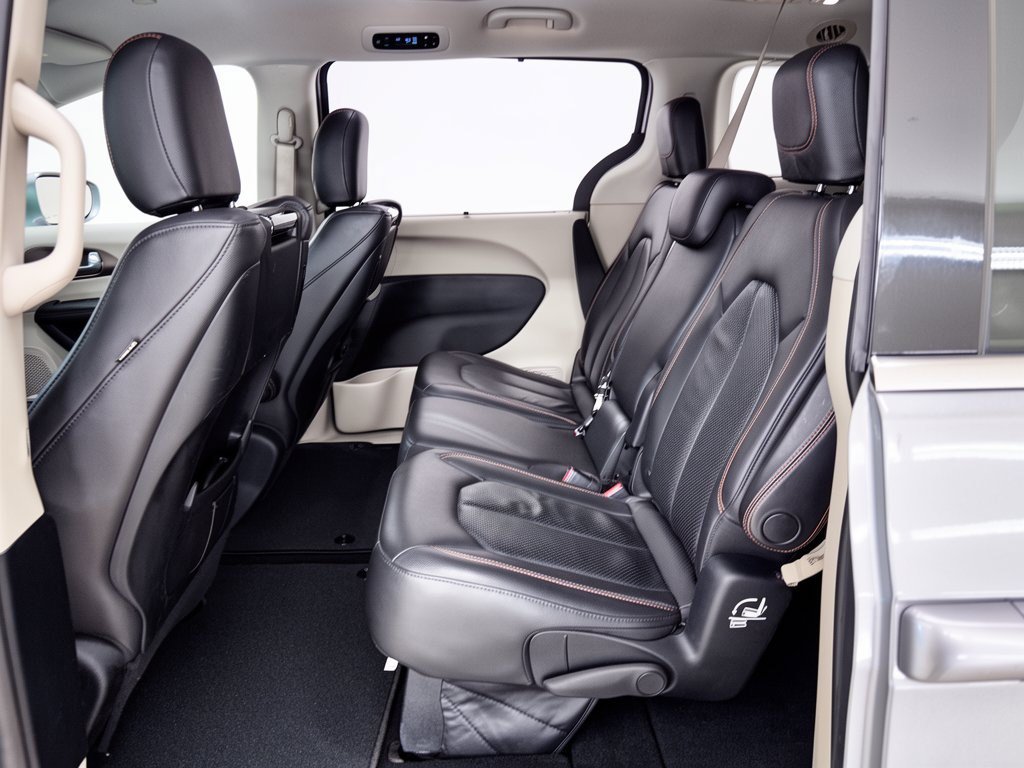 Used 2017 Chrysler Pacifica Touring-L Plus w/ Tire & Wheel Group FWD image 25