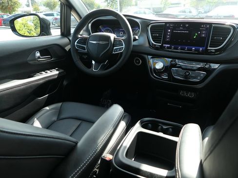 Used 2025 Chrysler Voyager LX FWD image 24
