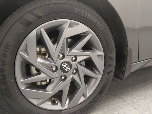 Used 2024 Hyundai Elantra SEL image 31