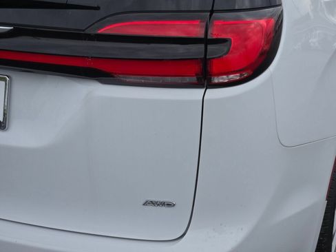 Used 2024 Chrysler Pacifica Touring-L AWD/4WD image 13