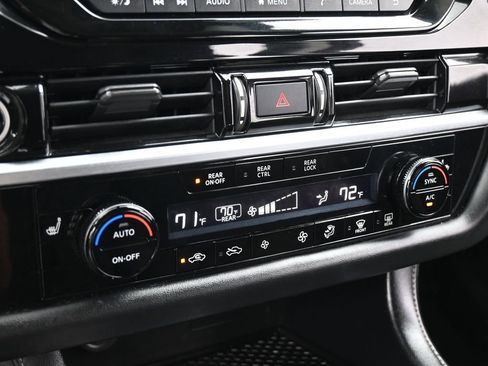 Used 2022 Nissan Pathfinder SV w/ SV Premium Package image 24