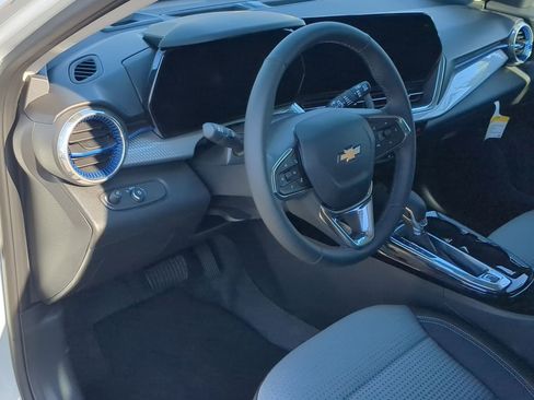 Used 2025 Chevrolet Trax LT w/ Driver Confidence Package image 10