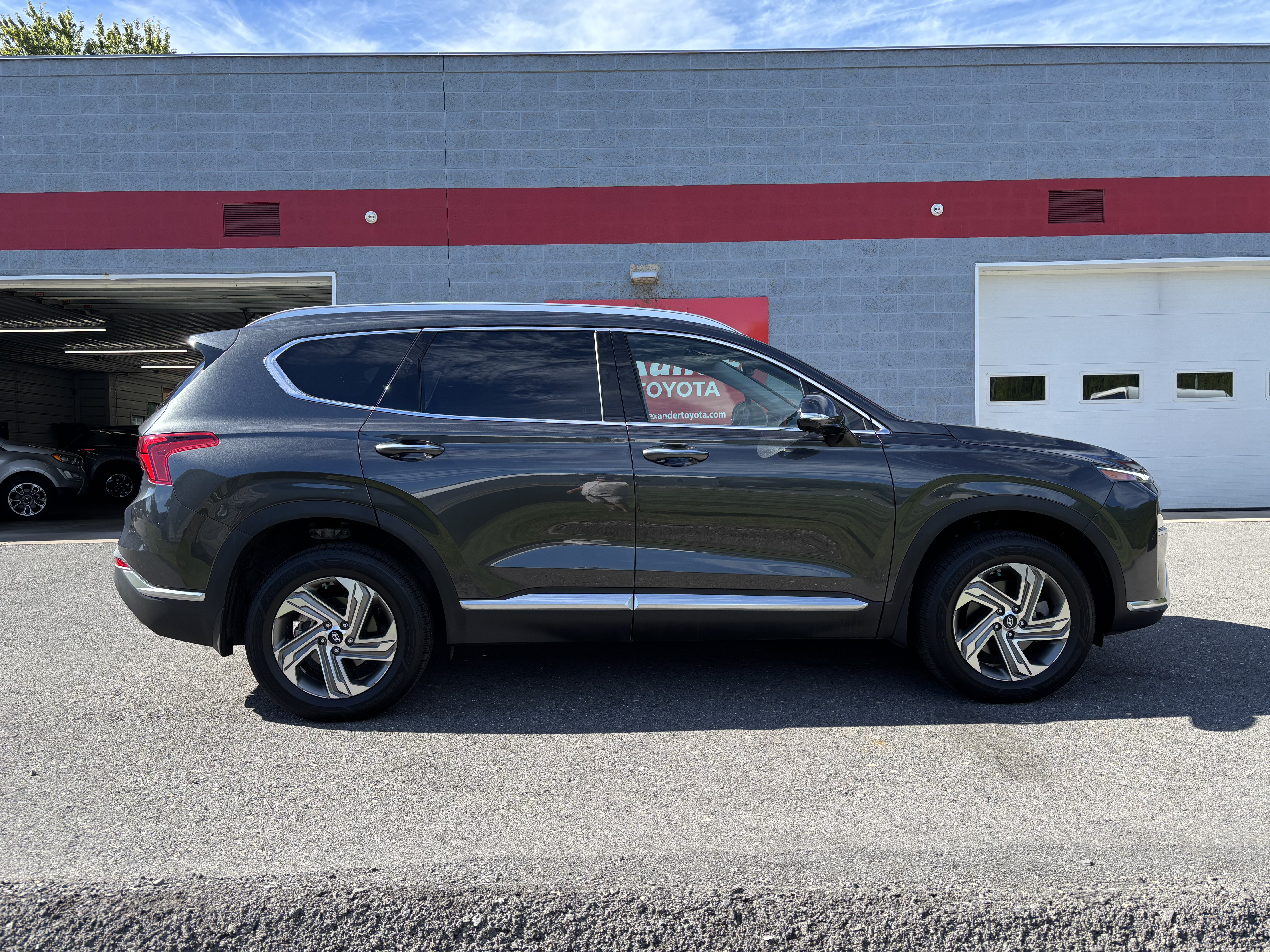 Used 2023 Hyundai Santa Fe SEL w/ Premium Package AWD/4WD image 2