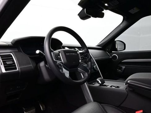 Used 2024 Land Rover Discovery Dynamic SE AWD/4WD image 4