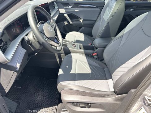 Used 2025 Volkswagen Tiguan SE w/ Panoramic Sunroof Package AWD/4WD image 18