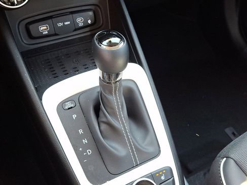 Certified 2025 Hyundai Venue Limited FWD image 14
