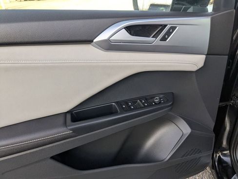 Used 2025 Volkswagen Taos SE image 14