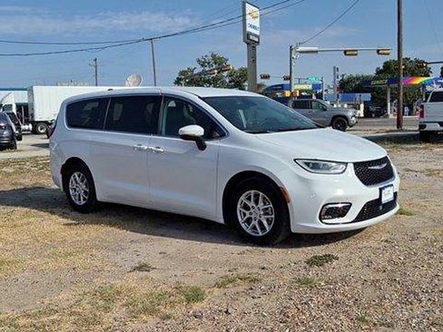 Used 2023 Chrysler Pacifica Touring-L FWD image 2