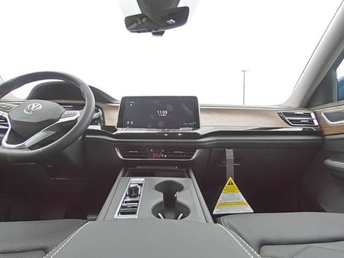 Used 2025 Volkswagen Atlas SE FWD image 25