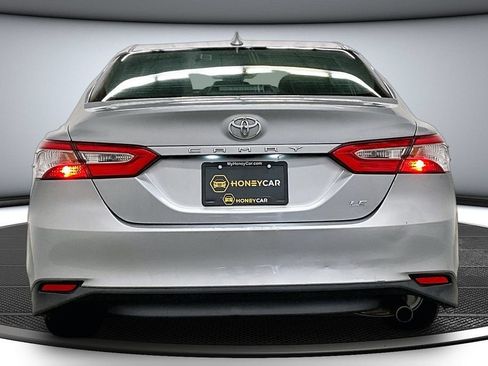 Used 2020 Toyota Camry LE FWD image 5