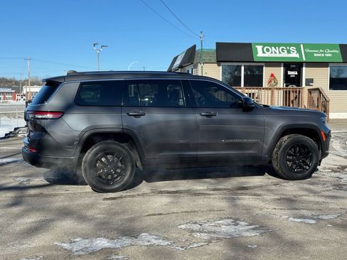 Used 2023 Jeep Grand Cherokee L Laredo image 9