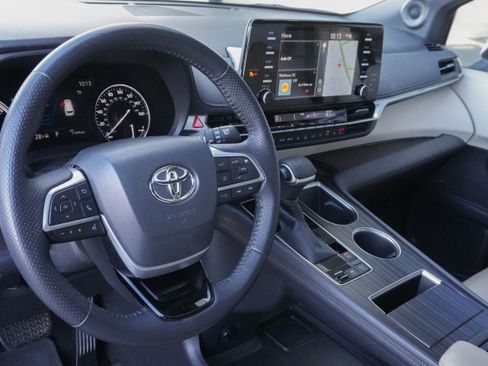 Used 2021 Toyota Sienna Limited image 6