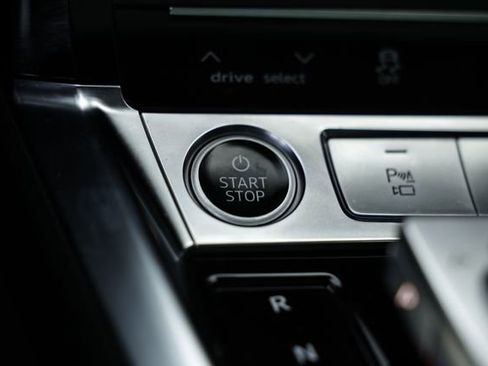 Used 2022 Audi e-tron Premium Plus image 39