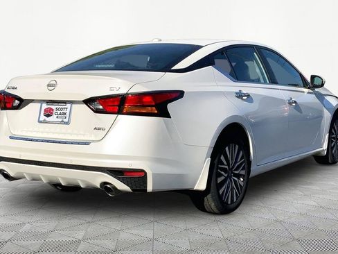 Used 2023 Nissan Altima 2.5 SV w/ SV Premium Package image 5