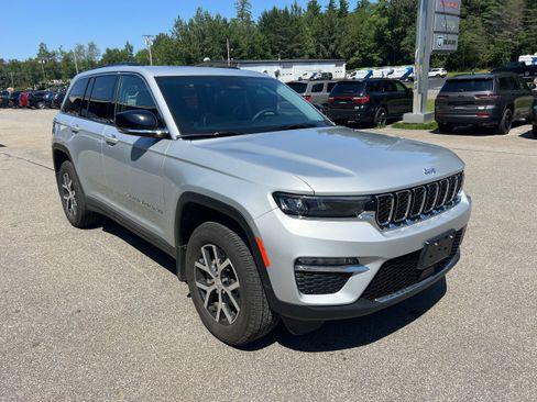 Used 2024 Jeep Grand Cherokee Limited AWD/4WD image 3