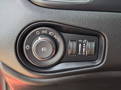 Used 2023 Jeep Renegade Latitude w/ Premium Group AWD/4WD image 29