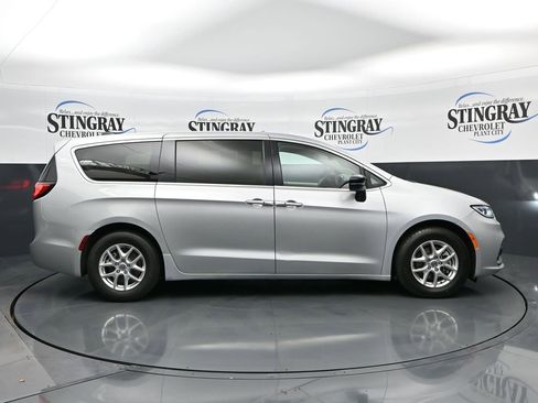Used 2024 Chrysler Pacifica Touring-L FWD image 10