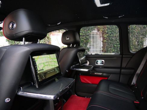 Certified 2020 Rolls-Royce Cullinan Black Badge image 29