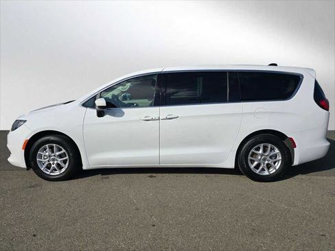 Used 2023 Chrysler Voyager LX FWD image 6