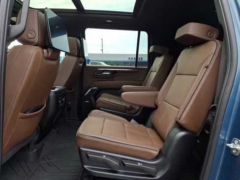 Used 2025 Chevrolet Suburban High Country image 10