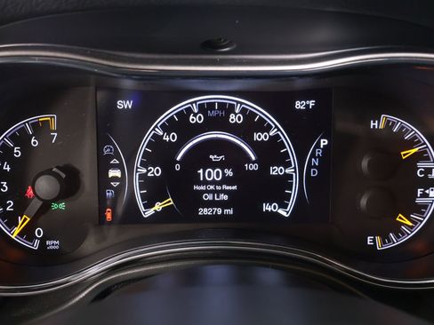 Used 2021 Jeep Grand Cherokee Laredo X AWD/4WD image 4