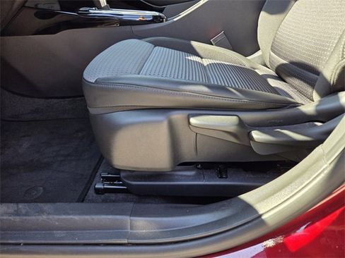 Used 2025 Chevrolet Trax LT w/ LT Convenience Package image 27