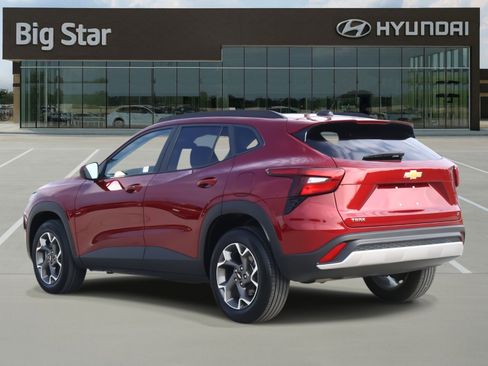 Used 2025 Chevrolet Trax LT w/ LT Convenience Package image 3