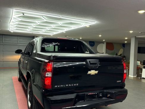 Used 2011 Chevrolet Avalanche LTZ RWD image 17