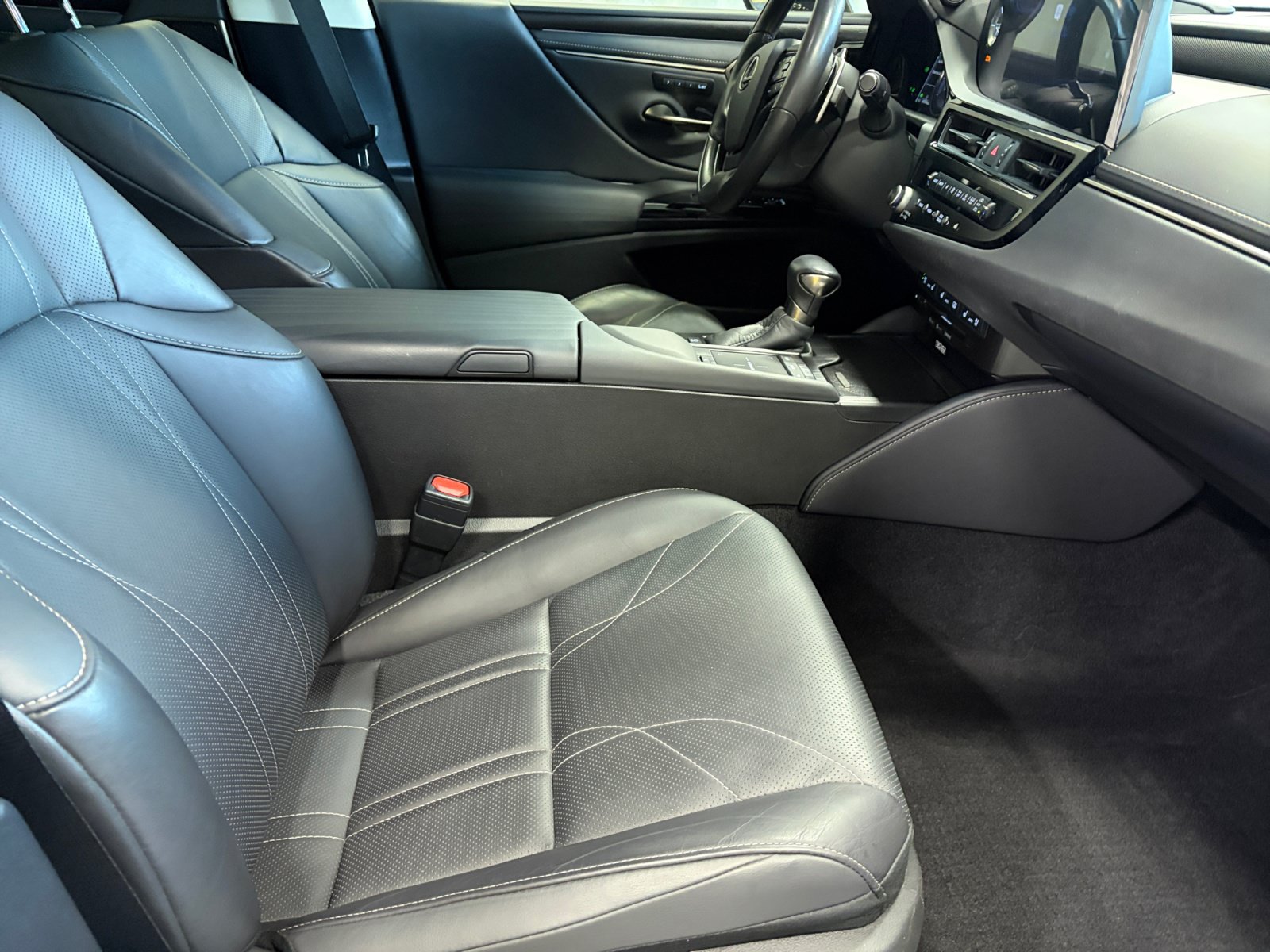Used 2022 Lexus ES 300h w/ Accessory Package FWD image 19