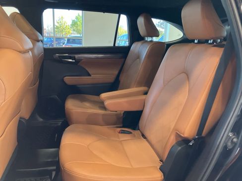 Used 2023 Toyota Highlander L image 29