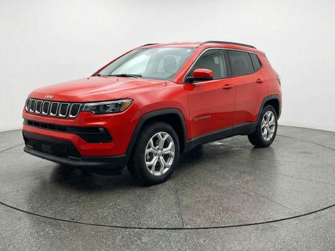 Used 2025 Jeep Compass Latitude AWD/4WD image 3