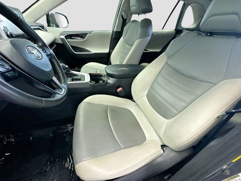 Used 2019 Toyota RAV4 Limited image 12