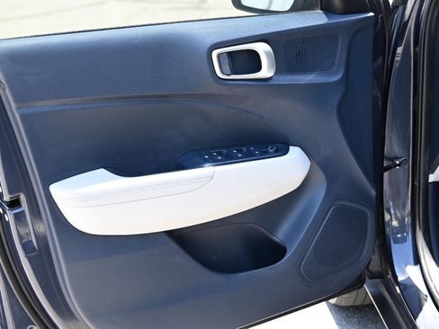 Used 2022 Hyundai Venue Limited FWD image 11