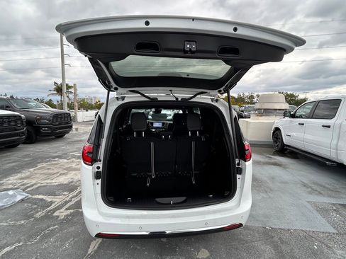 New 2026 Chrysler Pacifica Select image 21