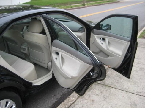 Used 2011 Toyota Camry LE image 10