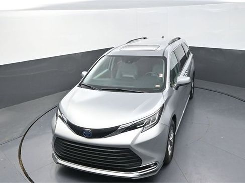 Used 2023 Toyota Sienna XLE image 10