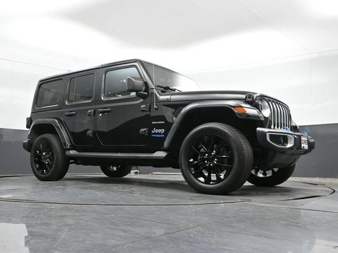Used 2022 Jeep Wrangler Unlimited Sahara w/ Cold Weather Group AWD/4WD image 44