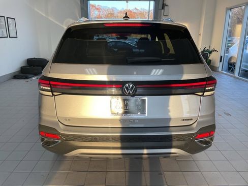 Certified 2025 Volkswagen Taos SE w/ Panoramic Sunroof Package image 3