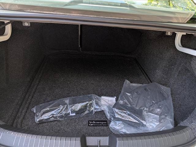 Certified 2025 Volkswagen Jetta SE w/ Sunroof Package FWD image 18